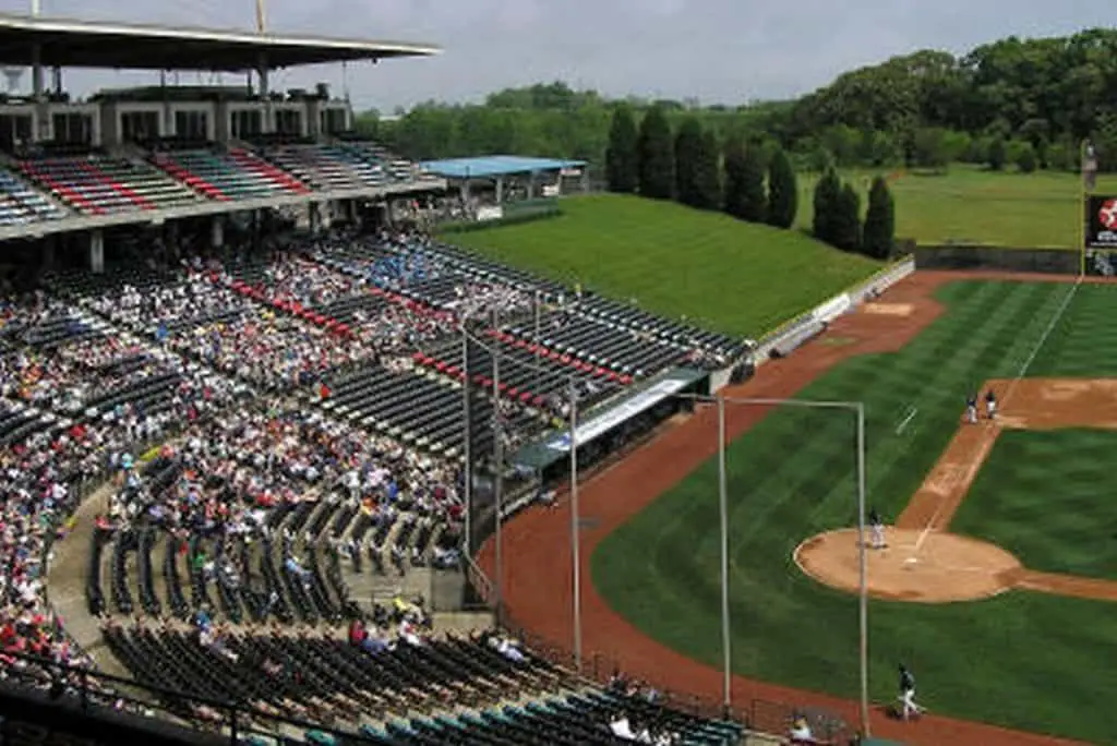 View of the third baseline with seats and the outdoor area of ​​the knight's stadium.