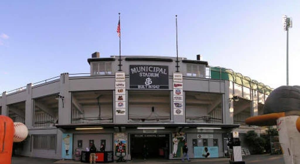 Entrance to the Municipal Stadium from the outside.