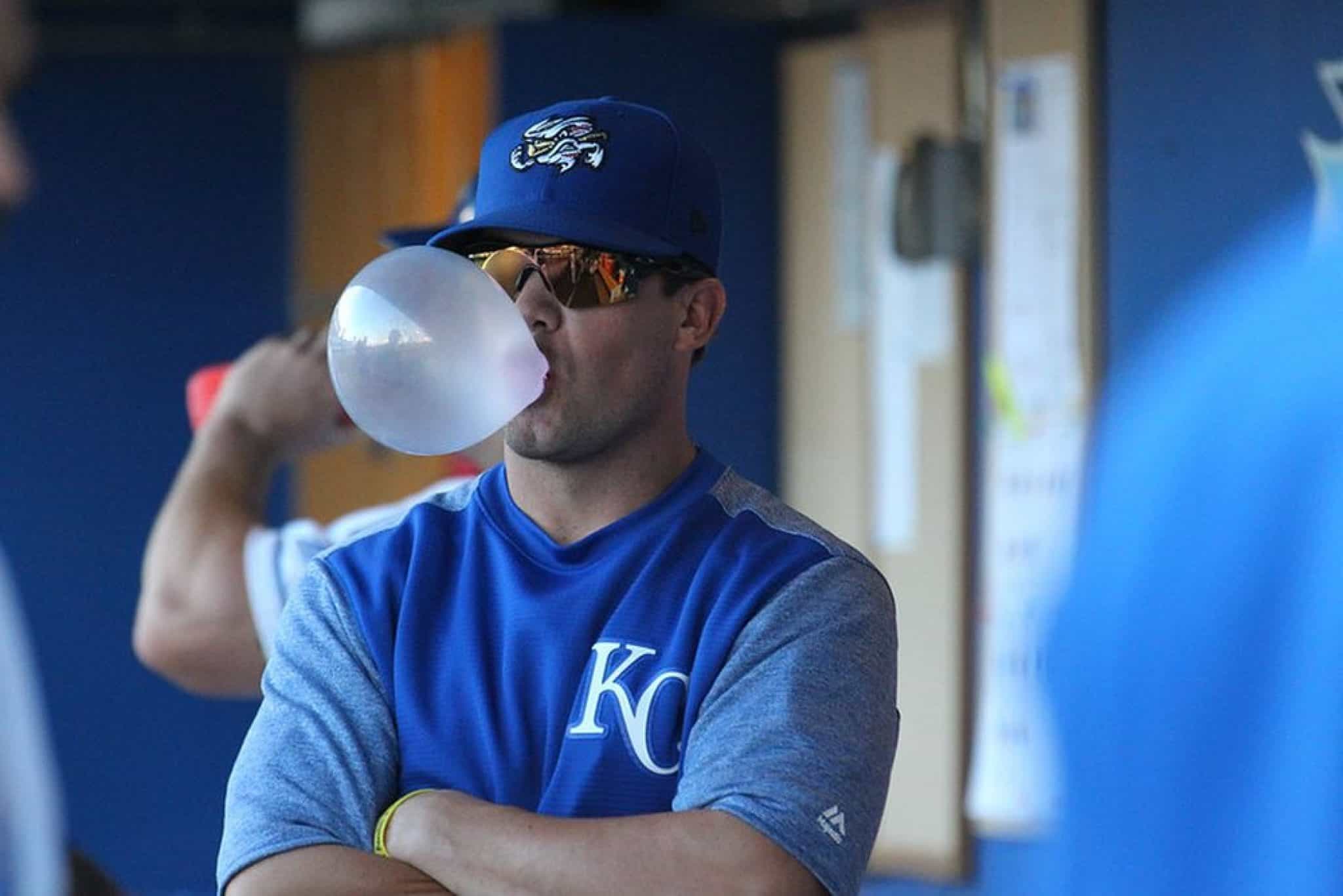 8-reasons-why-do-baseball-players-chew-gum-little-ballparks